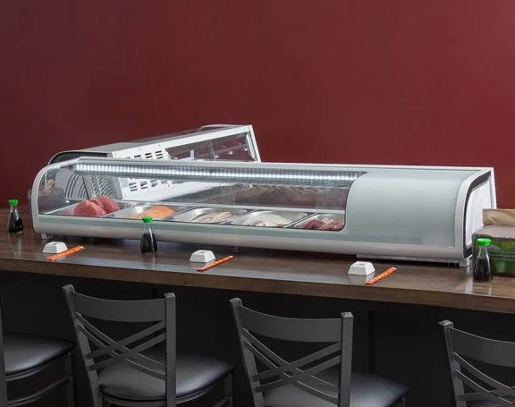 Que fatores você deve considerar ao escolher uma vitrine para sushi?
